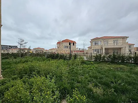 Satılır 8 otaqlı həyət evi 360 m²