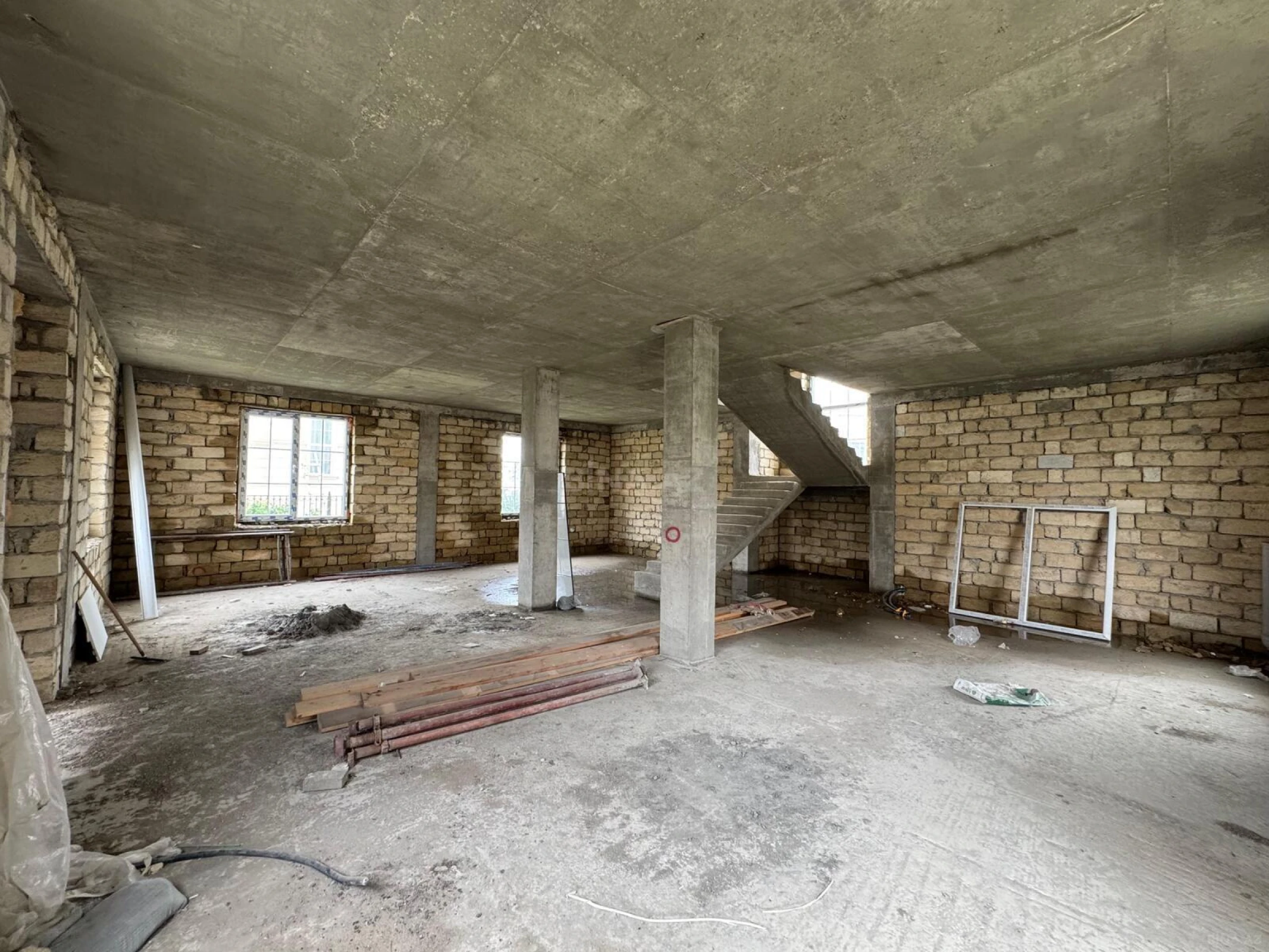 Satılır 8 otaqlı həyət evi 360 m²