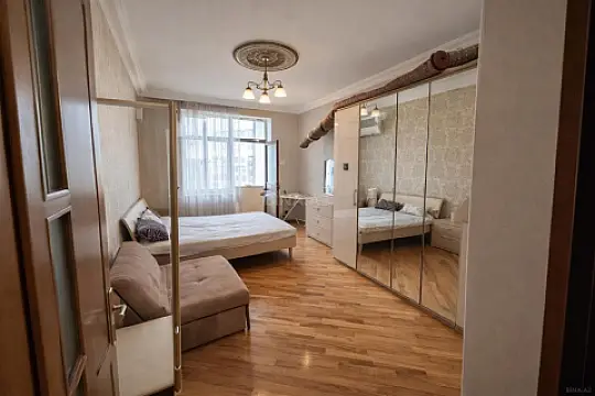 Satılır 3 otaqlı mənzil 109 m²