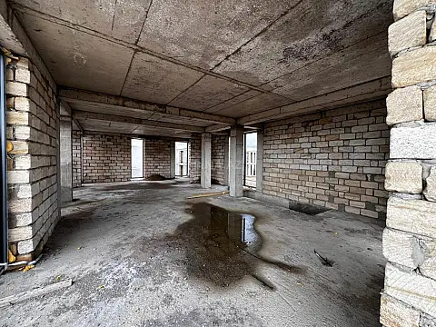 Satılır 5 otaqlı həyət evi 300 m²