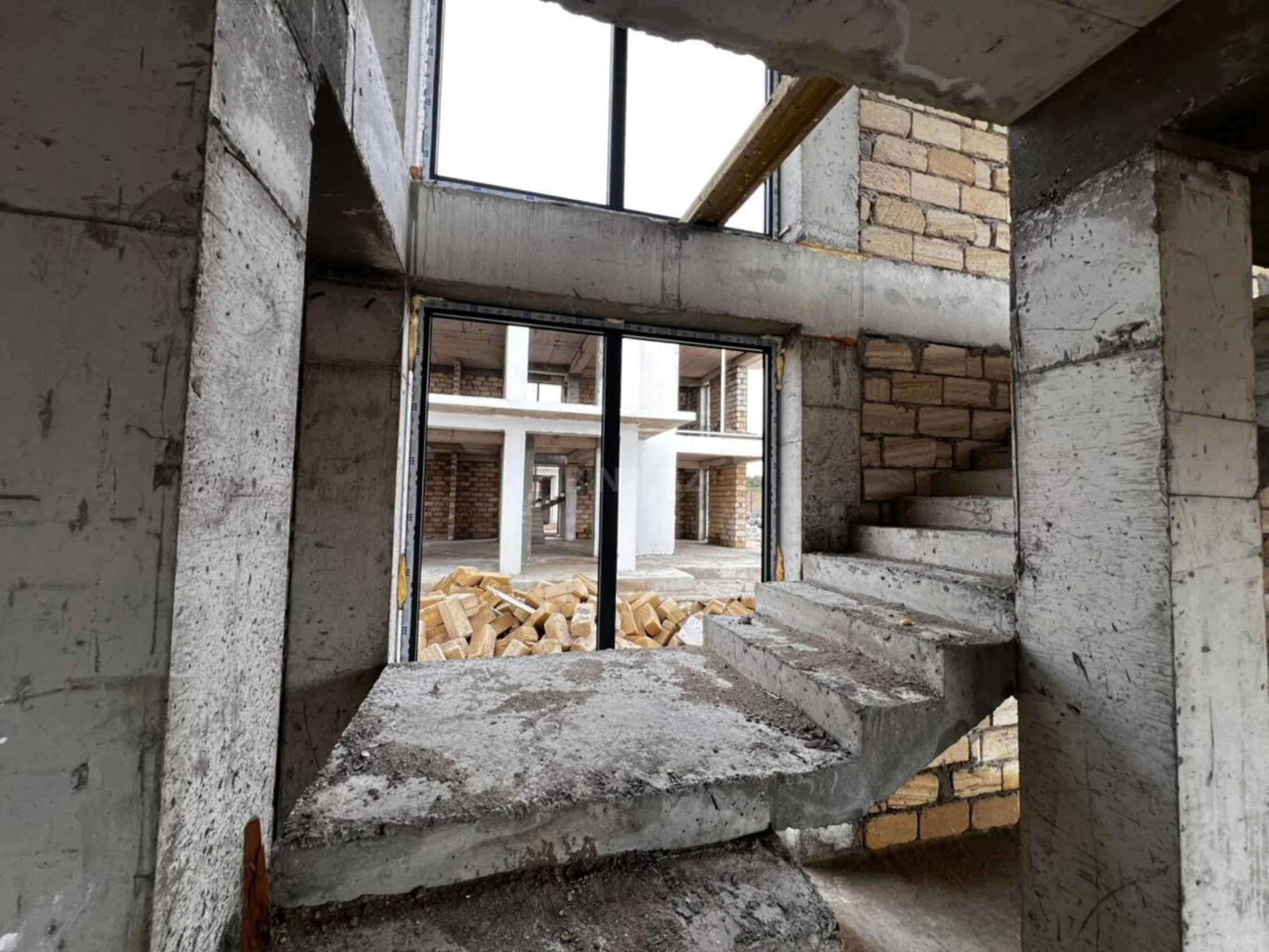 Satılır 5 otaqlı həyət evi 300 m²