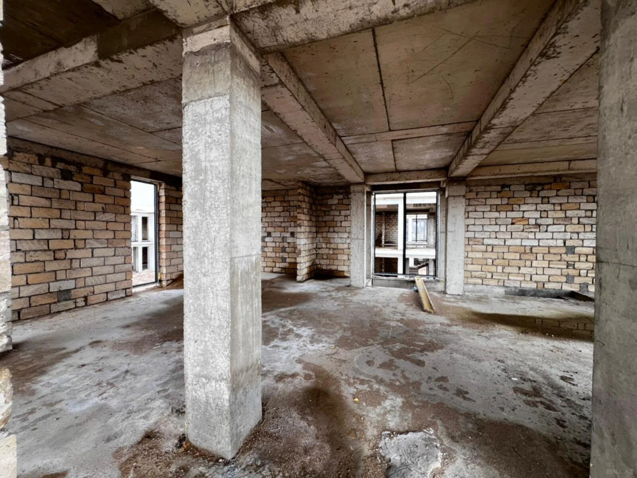 Satılır 5 otaqlı həyət evi 300 m²