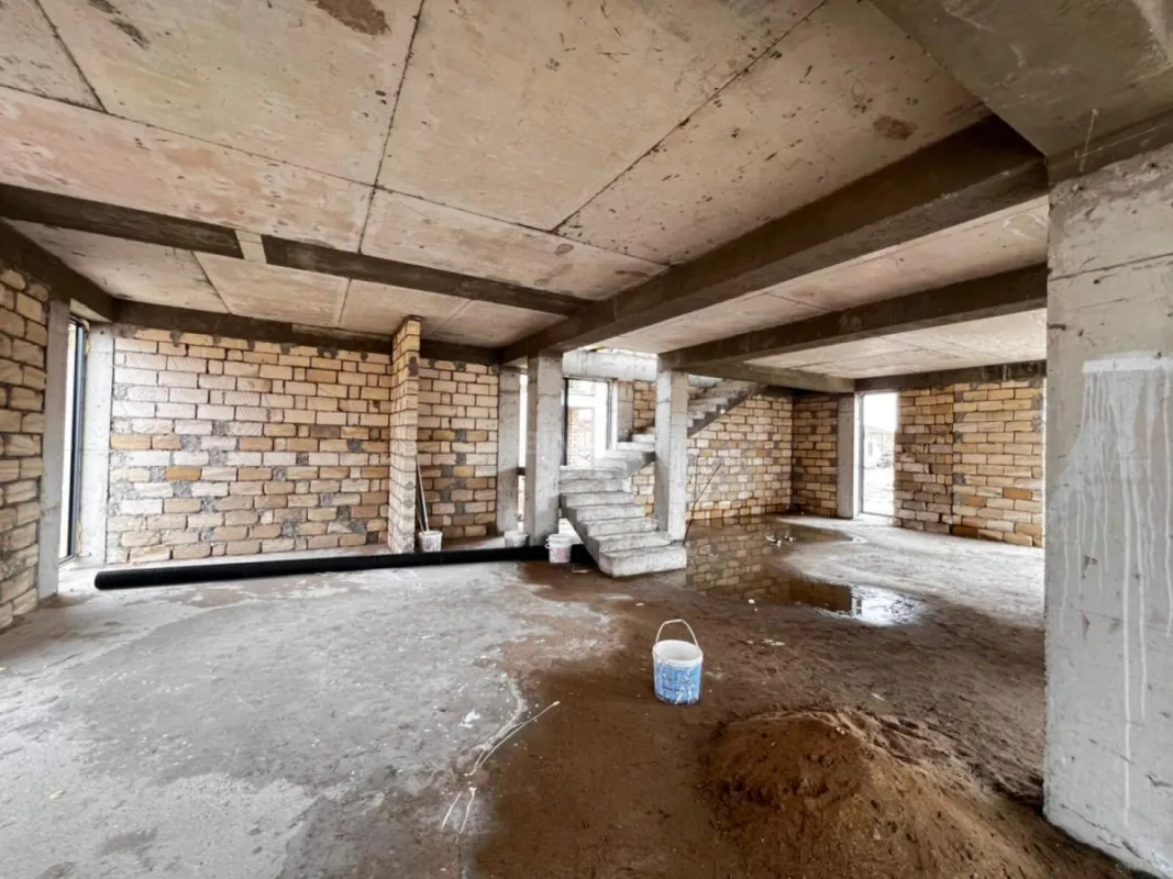 Satılır 5 otaqlı həyət evi 300 m²