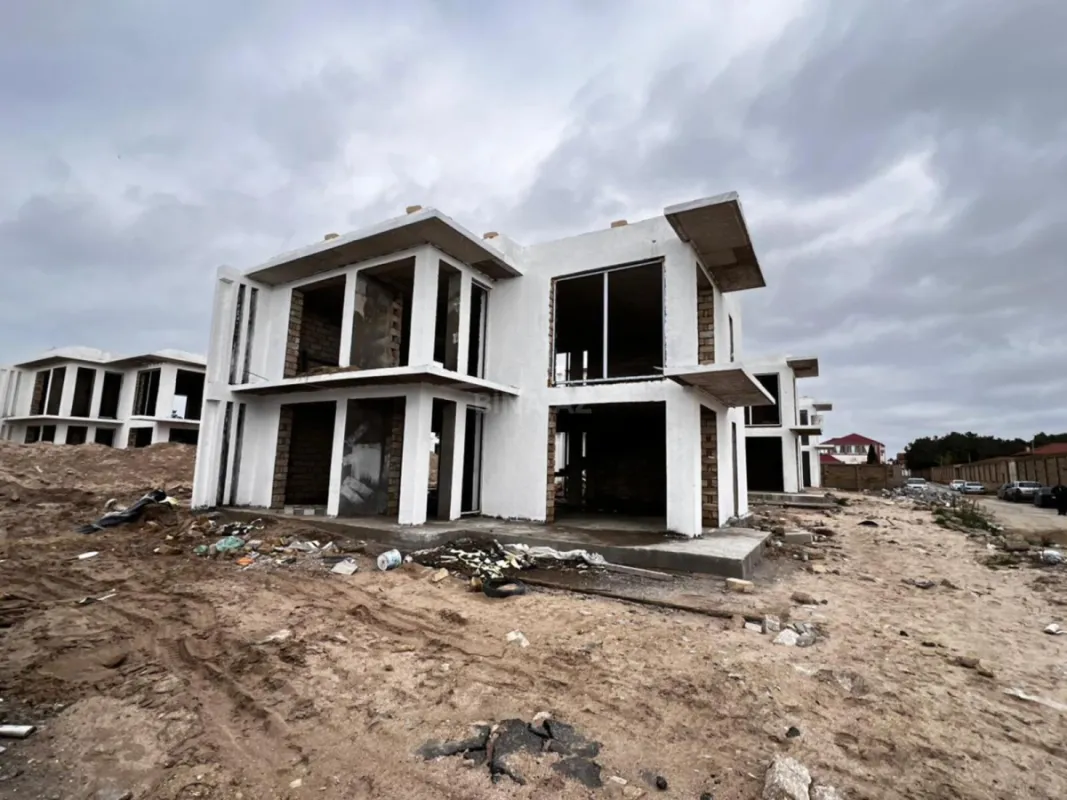 Satılır 5 otaqlı həyət evi 300 m²