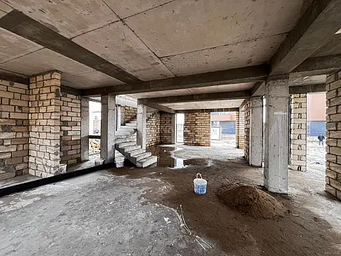 Satılır 5 otaqlı həyət evi 300 m²