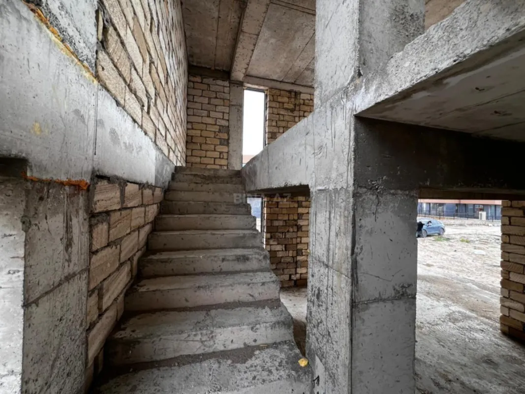 Satılır 5 otaqlı həyət evi 300 m²