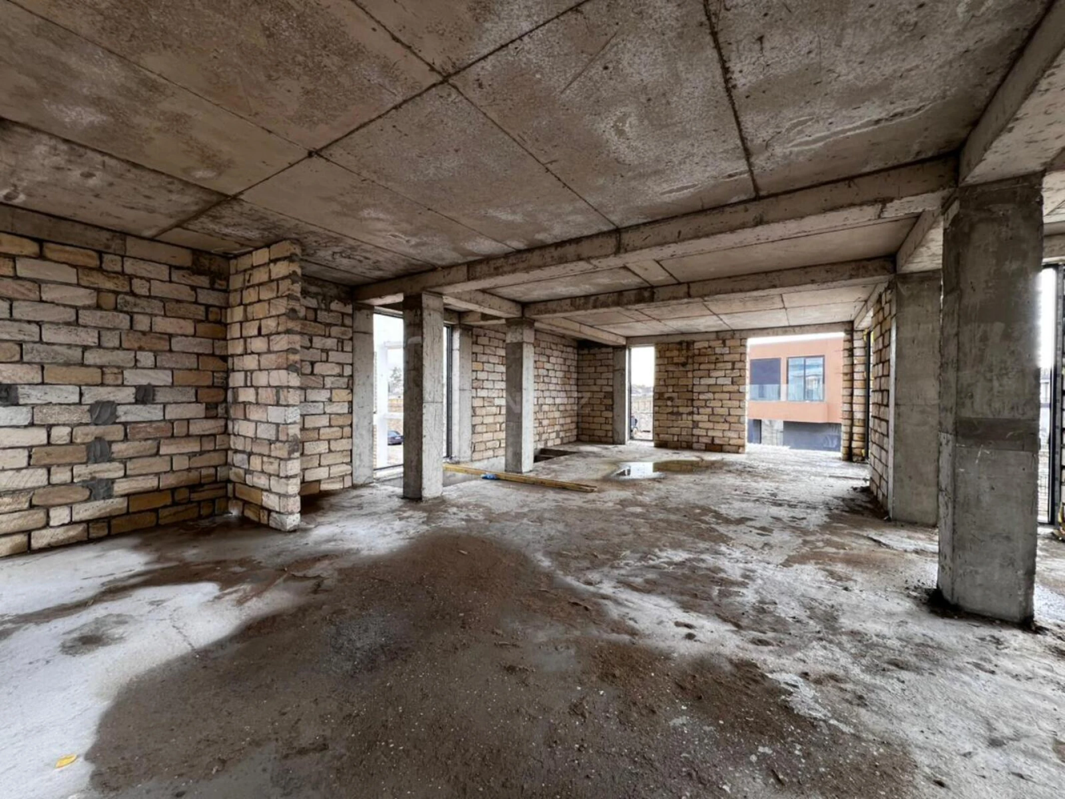 Satılır 5 otaqlı həyət evi 300 m²