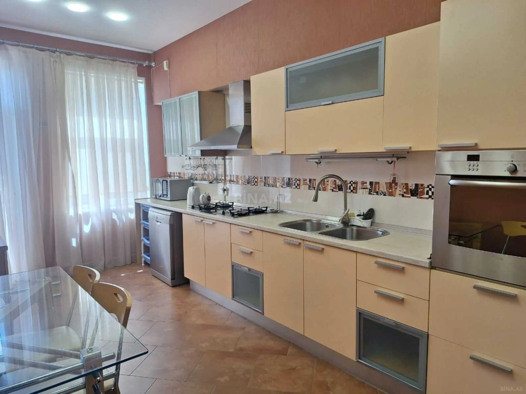 Kirayə verilir 4 otaqlı mənzil 360 m²