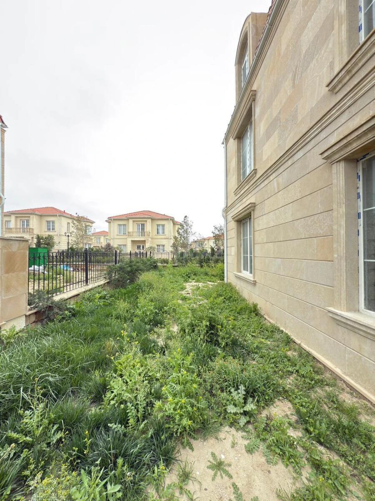 Satılır 7 otaqlı həyət evi 345 m²