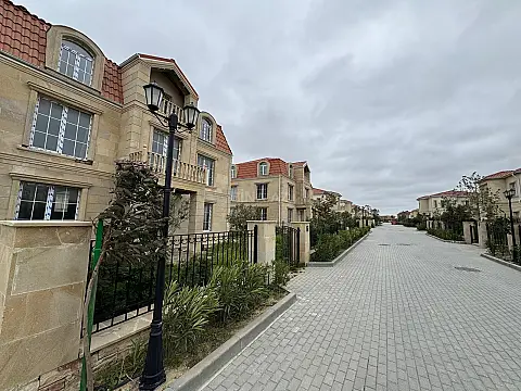 Satılır 8 otaqlı həyət evi 360 m²