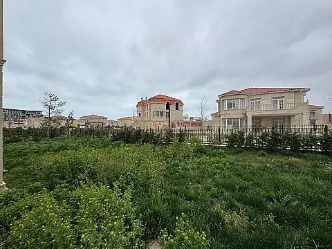Satılır 8 otaqlı həyət evi 360 m²