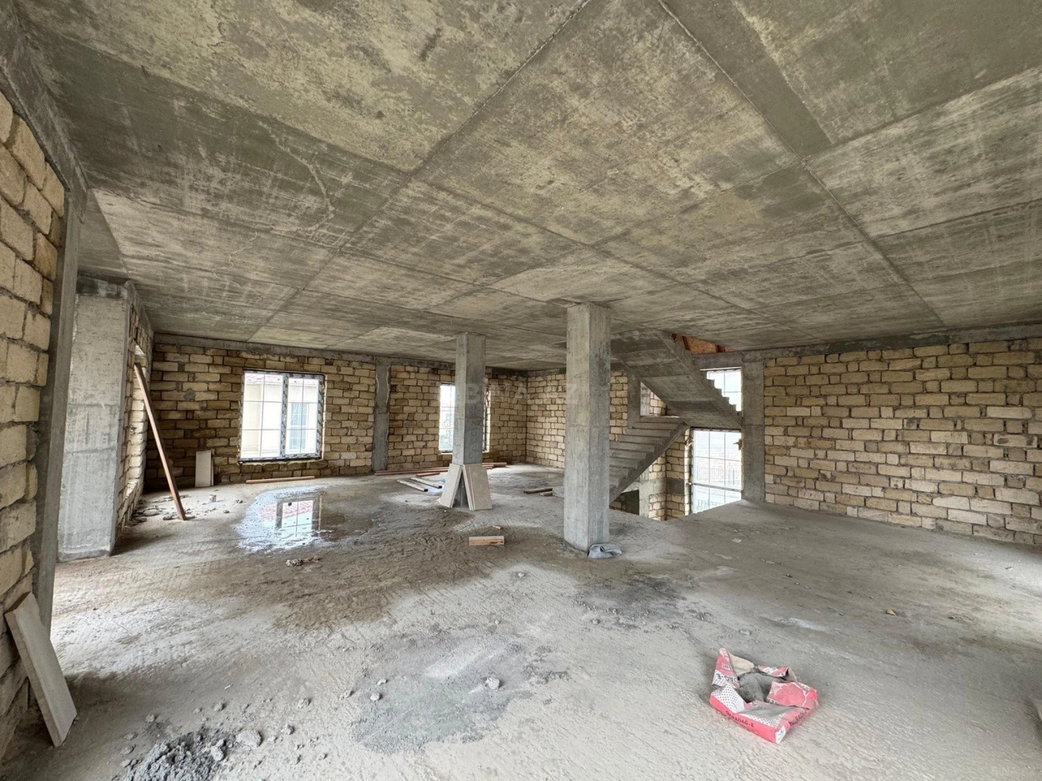 Satılır 8 otaqlı həyət evi 360 m²