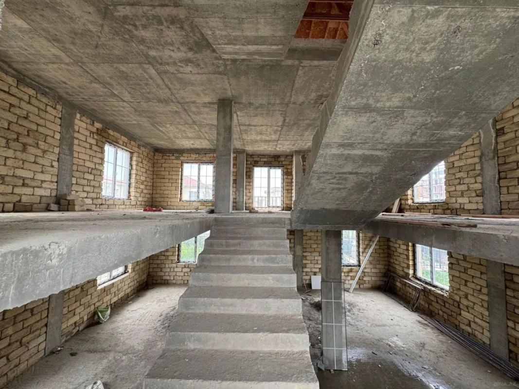 Satılır 8 otaqlı həyət evi 360 m²