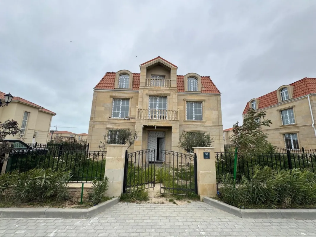 Satılır 8 otaqlı həyət evi 360 m²