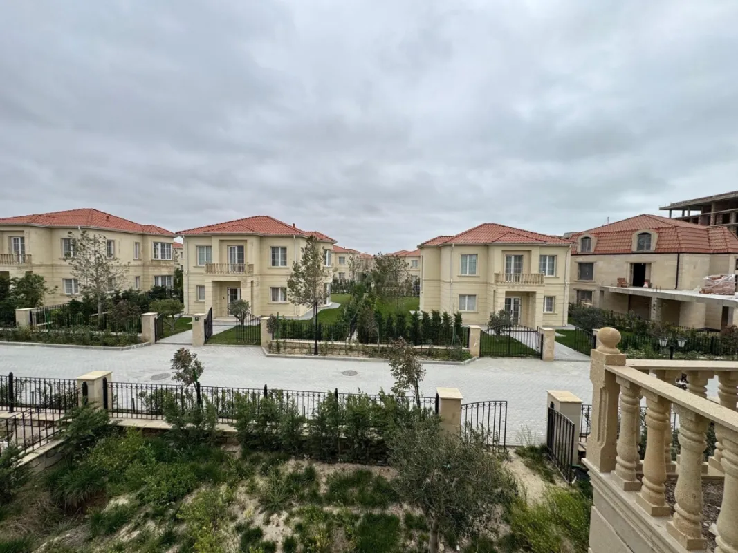 Satılır 8 otaqlı həyət evi 360 m²