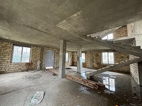 Satılır 8 otaqlı həyət evi 360 m²