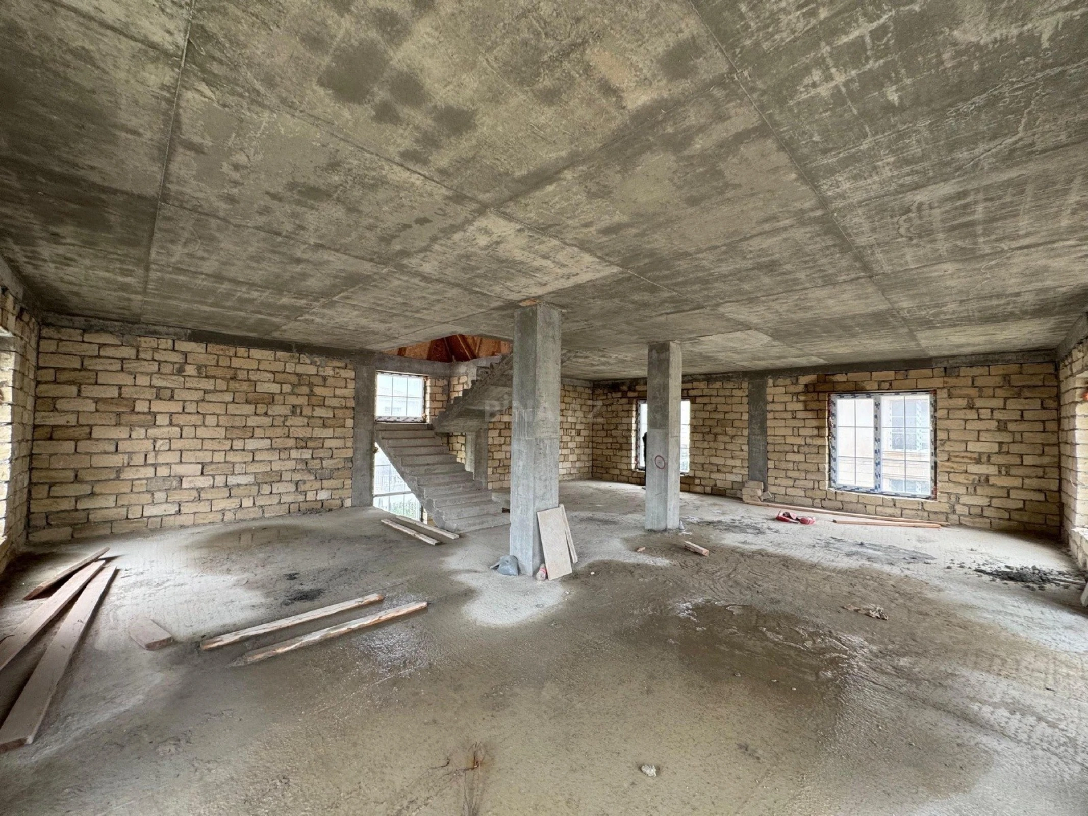 Satılır 8 otaqlı həyət evi 360 m²