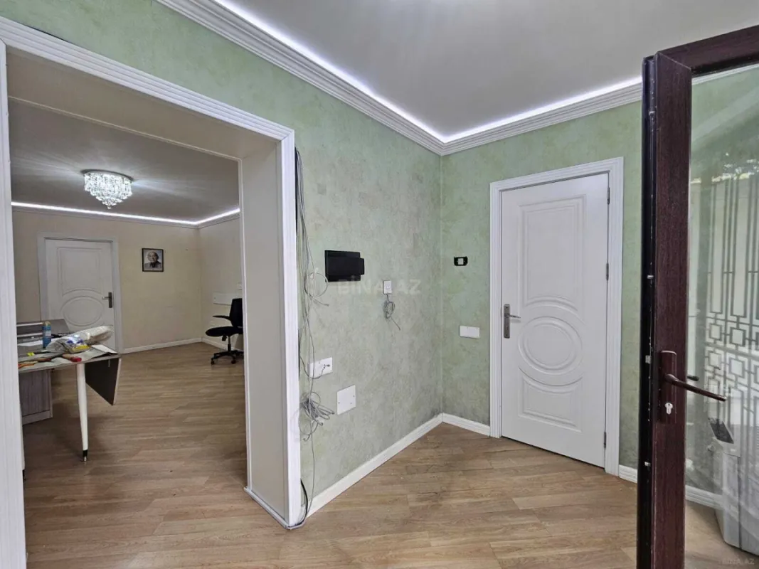 Satılır 4 otaqlı ofis 80 m²