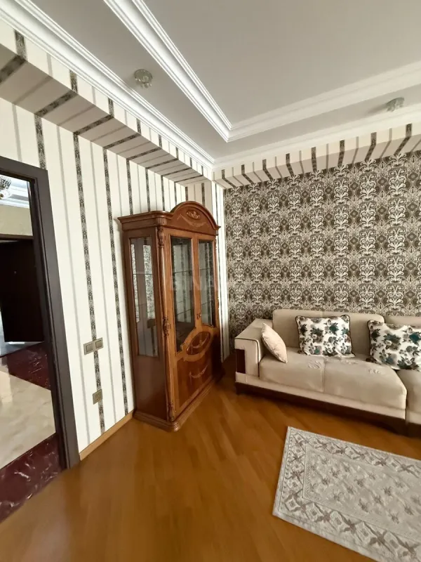 Kirayə verilir 2 otaqlı mənzil 115 m²
