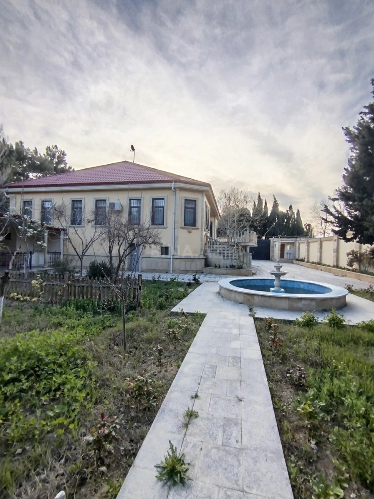 Satılır 5 otaqlı həyət evi 200 m²