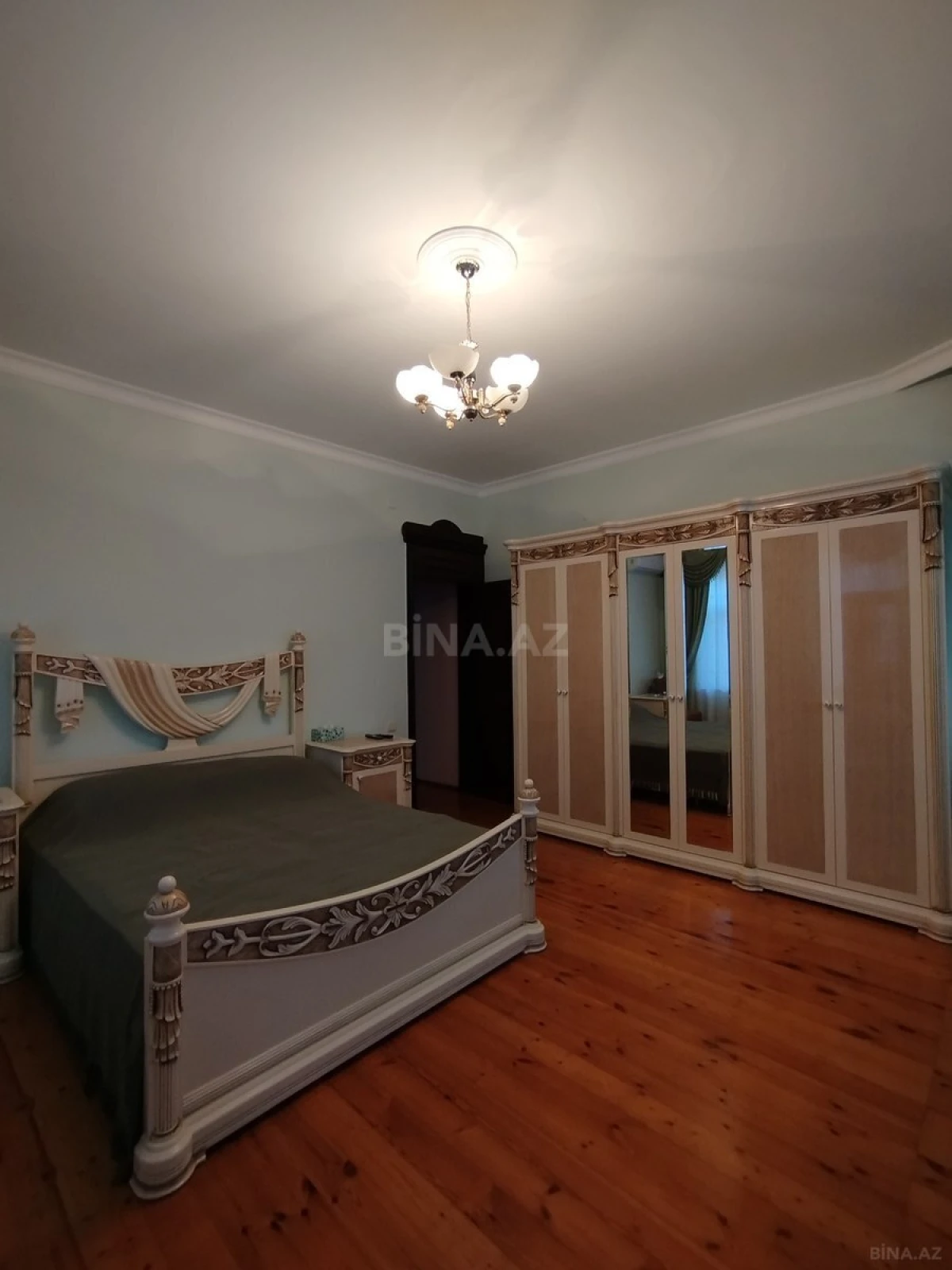Satılır 5 otaqlı həyət evi 200 m²
