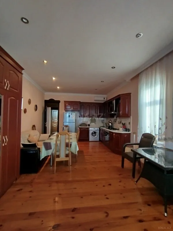 Satılır 5 otaqlı həyət evi 200 m²