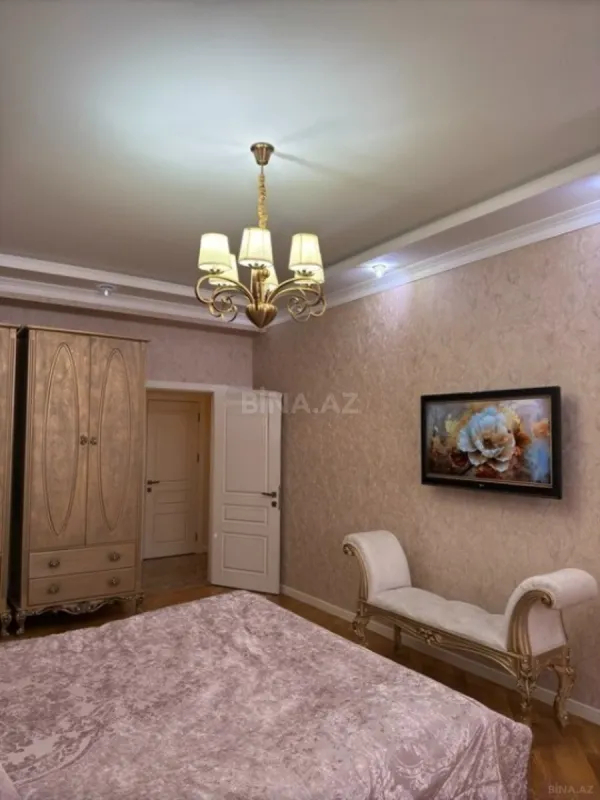 Satılır 3 otaqlı mənzil 135 m²