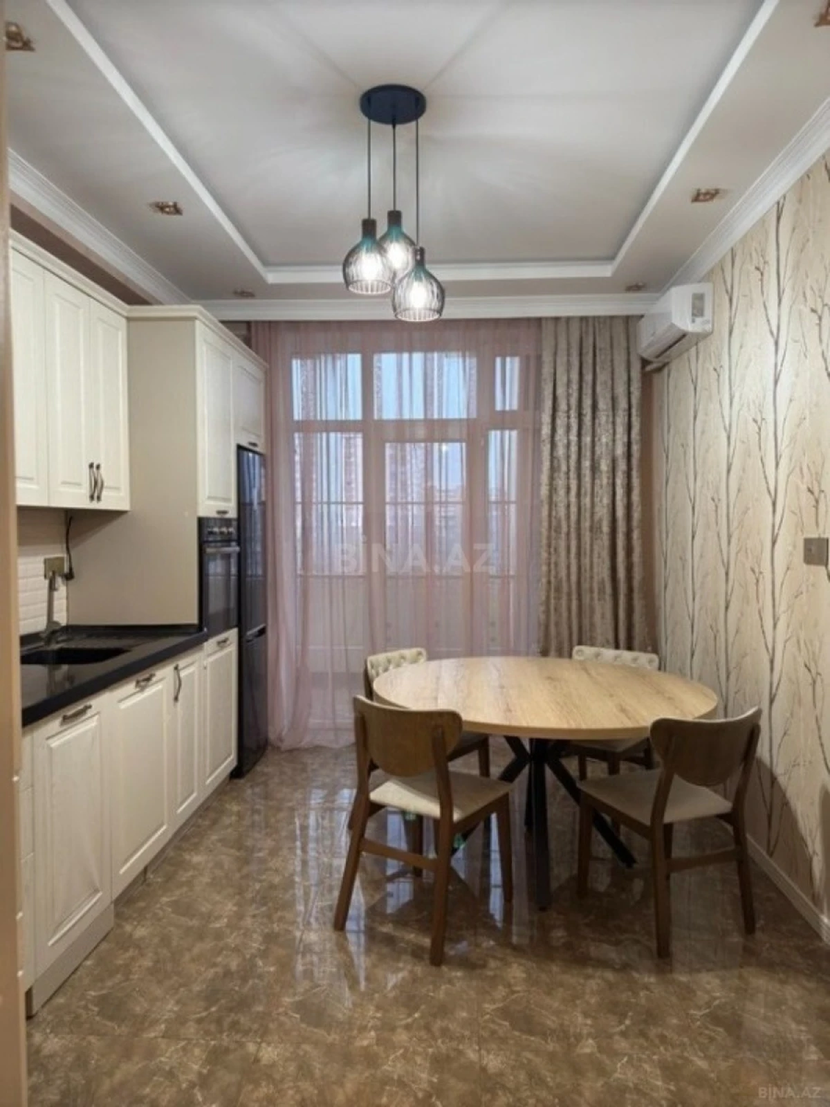 Satılır 3 otaqlı mənzil 135 m²