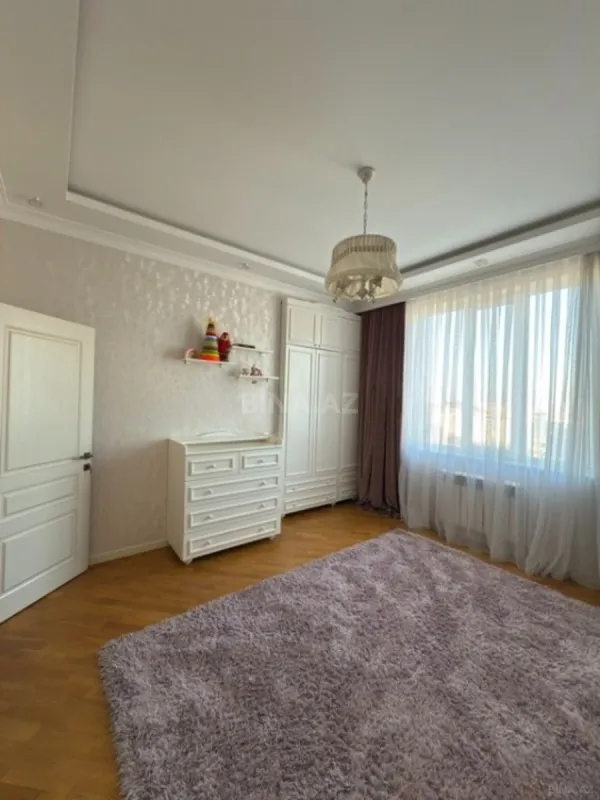 Satılır 3 otaqlı mənzil 135 m²