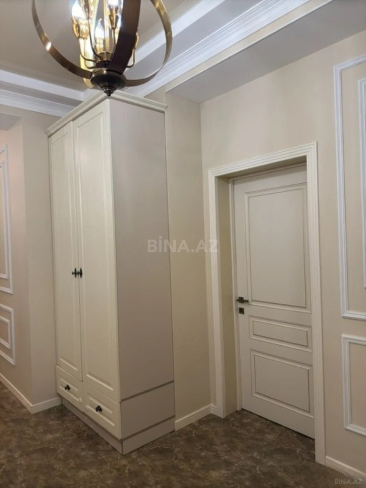 Satılır 3 otaqlı mənzil 135 m²