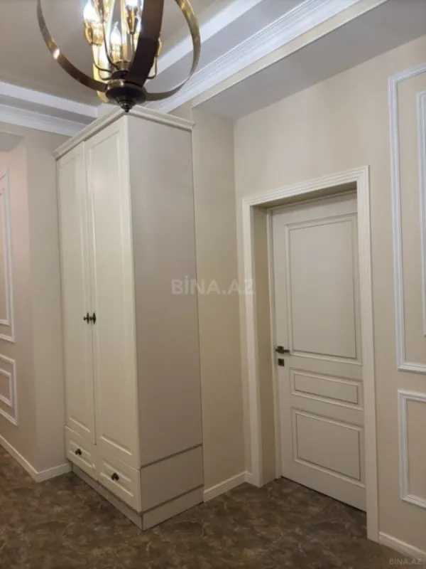 Satılır 3 otaqlı mənzil 135 m²