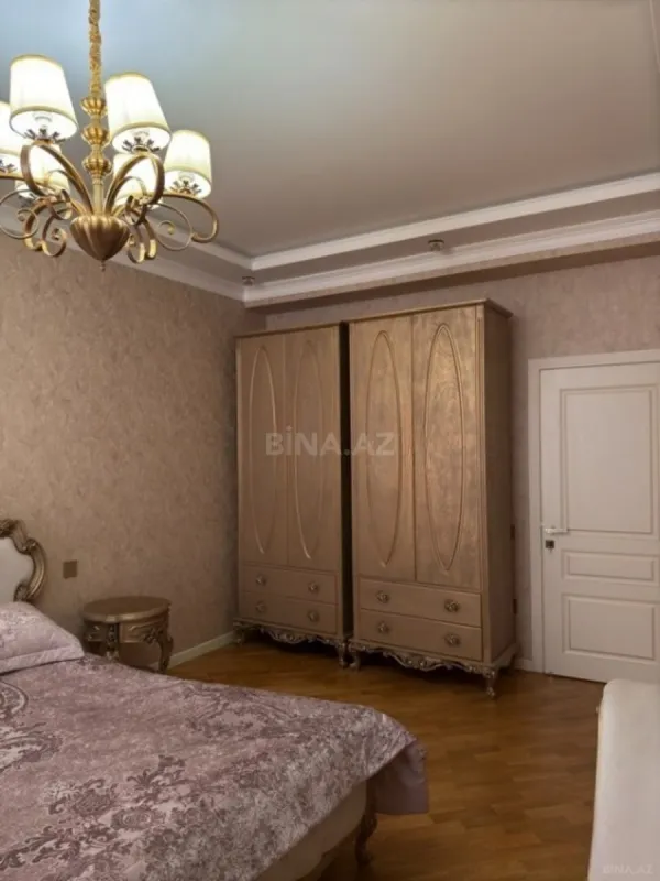 Satılır 3 otaqlı mənzil 135 m²