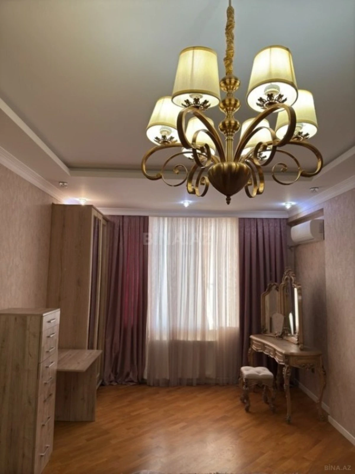 Satılır 3 otaqlı mənzil 135 m²