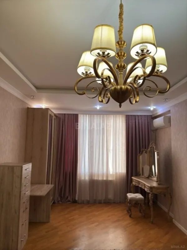 Satılır 3 otaqlı mənzil 135 m²