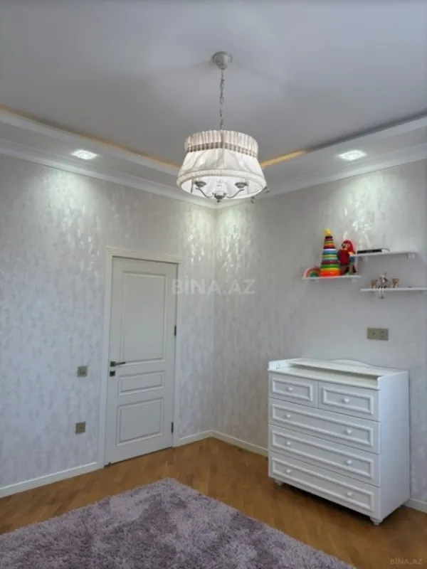 Satılır 3 otaqlı mənzil 135 m²