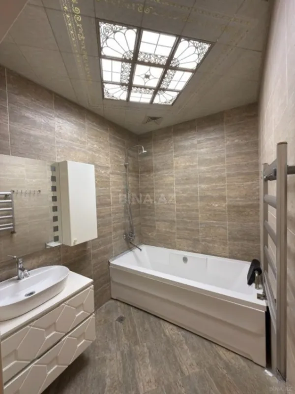 Satılır 3 otaqlı mənzil 135 m²