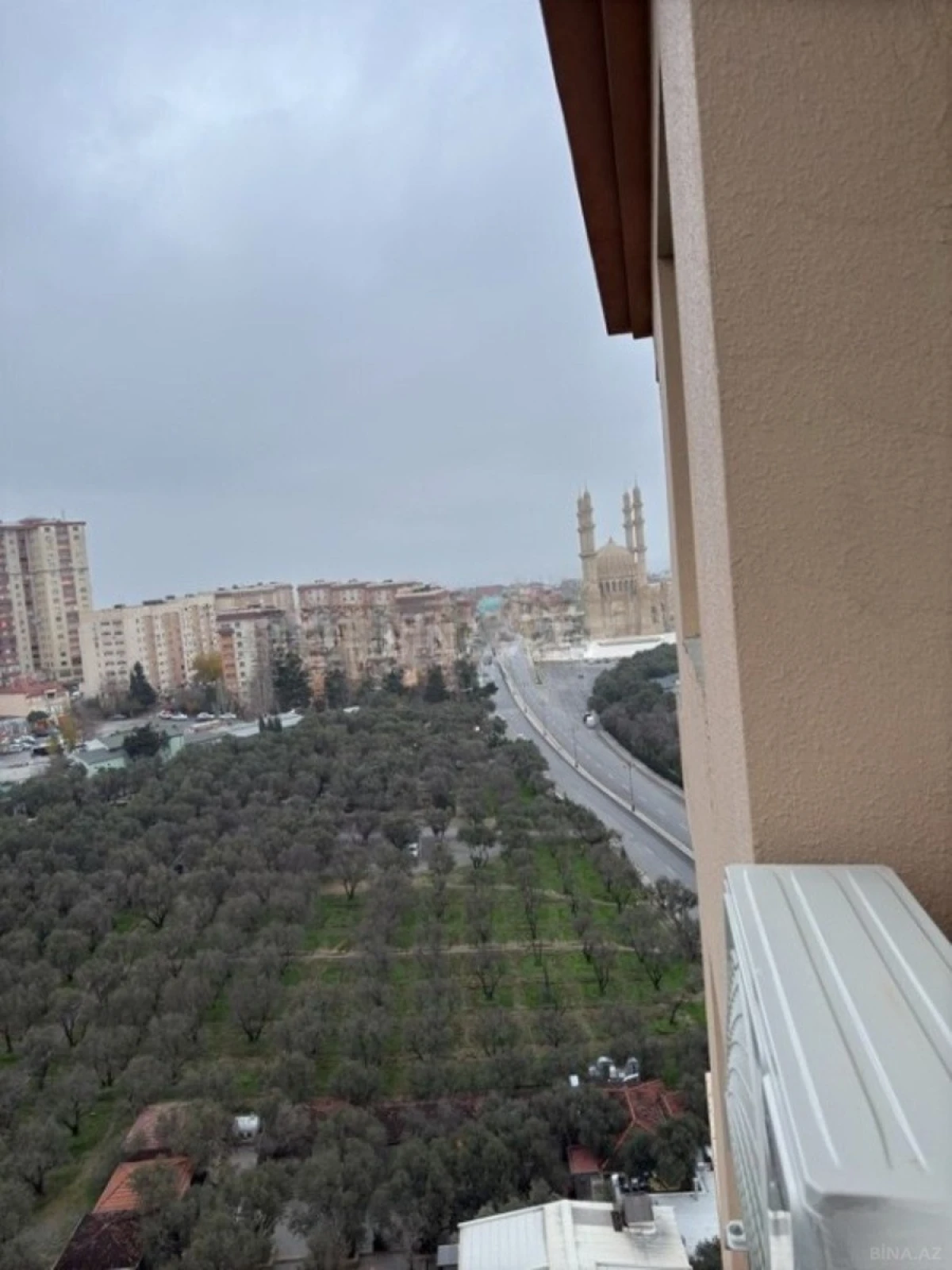 Satılır 3 otaqlı mənzil 135 m²