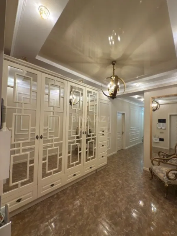 Satılır 3 otaqlı mənzil 135 m²