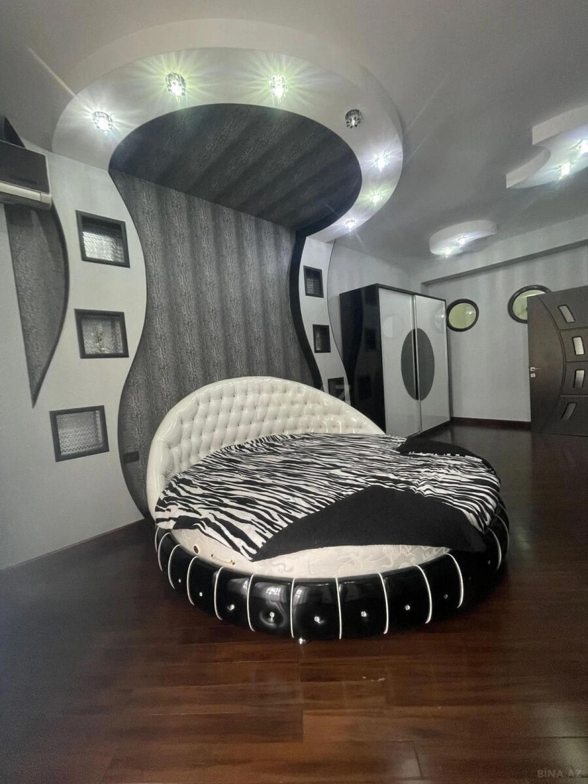 Satılır 3 otaqlı mənzil 160 m²