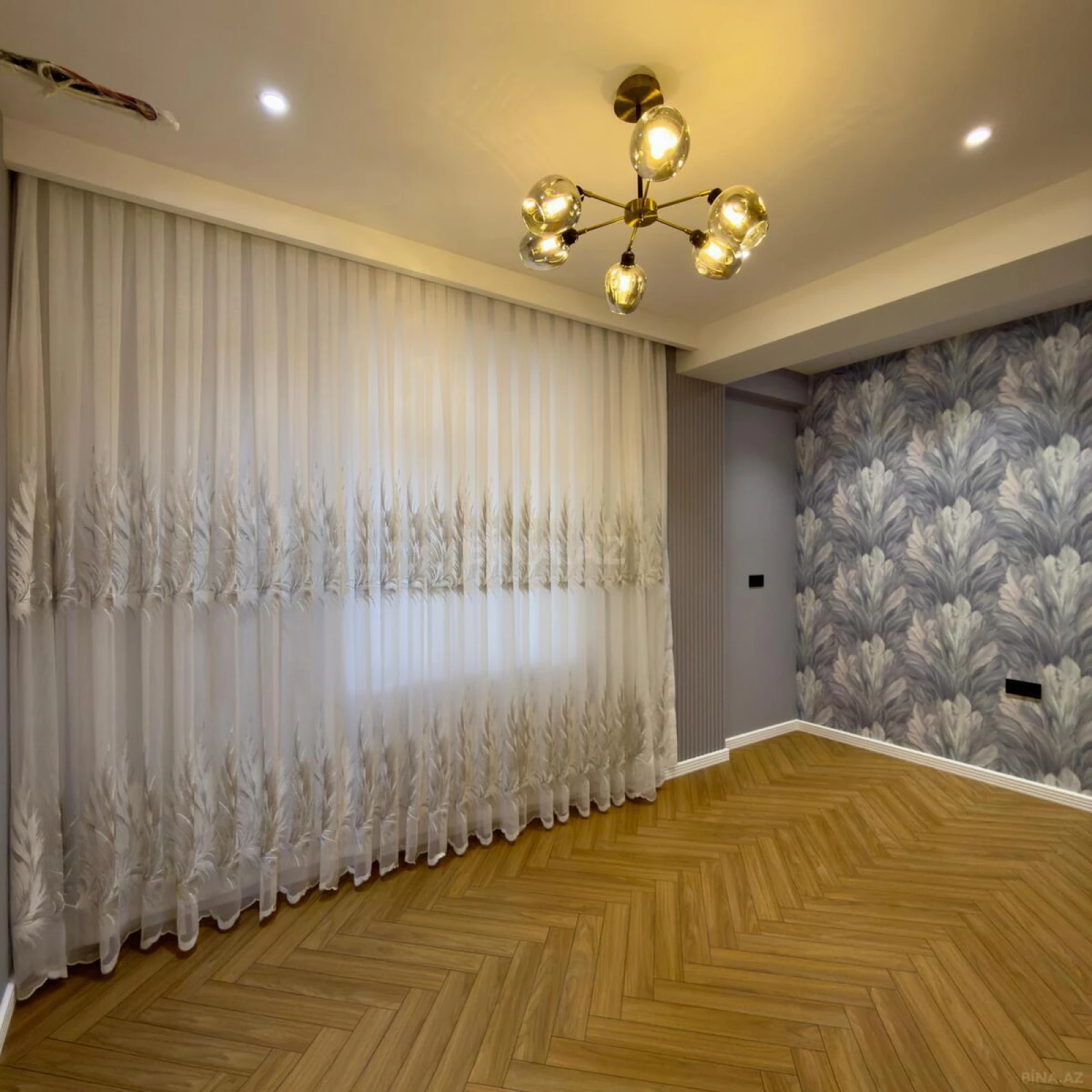 Satılır 4 otaqlı mənzil 140 m²