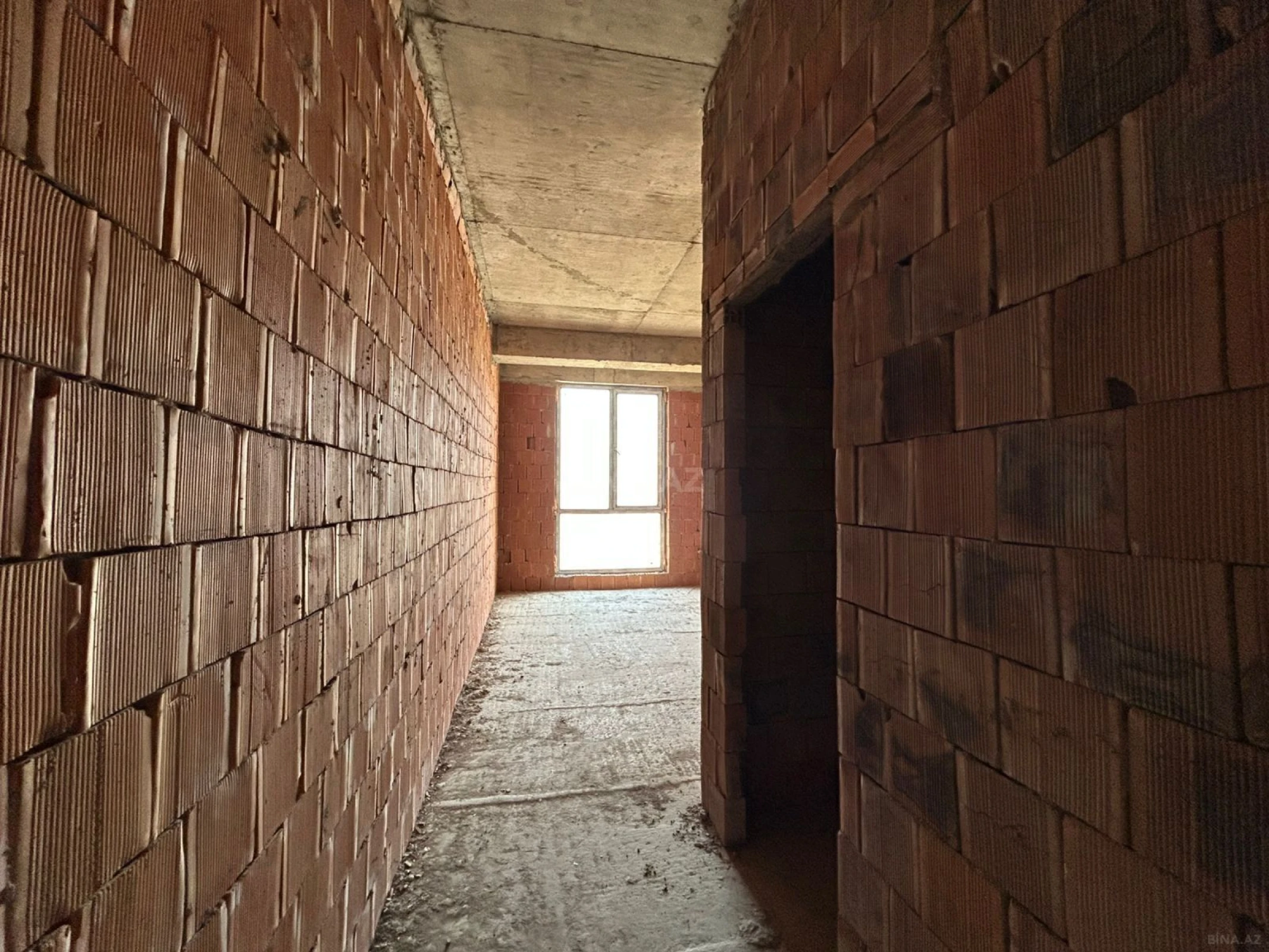 Satılır 4 otaqlı mənzil 196 m²