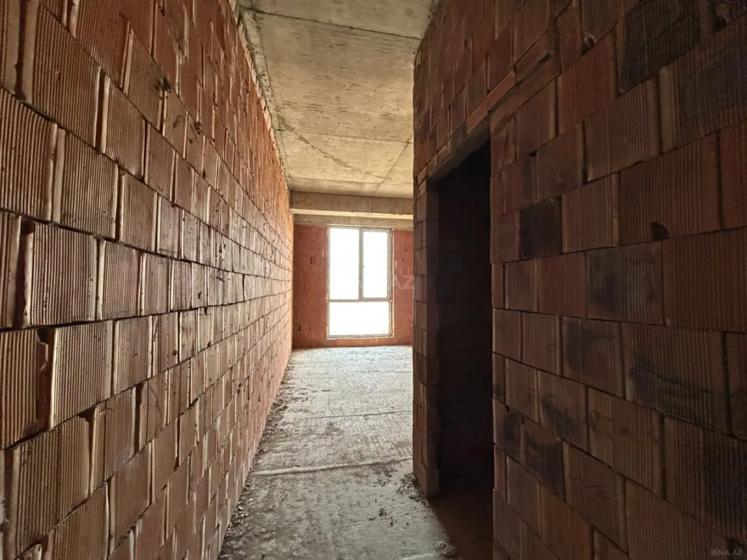 Satılır 4 otaqlı mənzil 196 m²