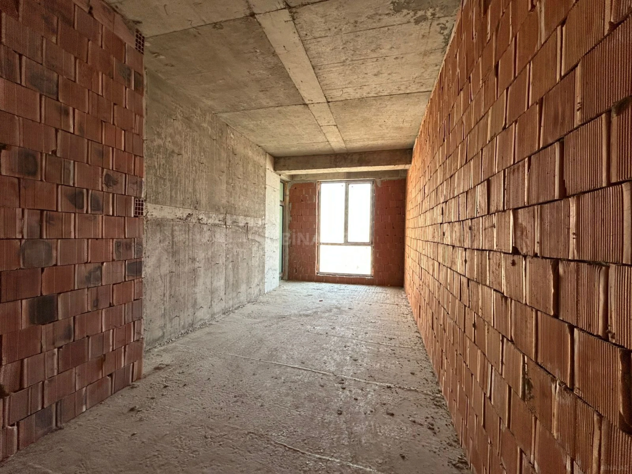 Satılır 4 otaqlı mənzil 196 m²