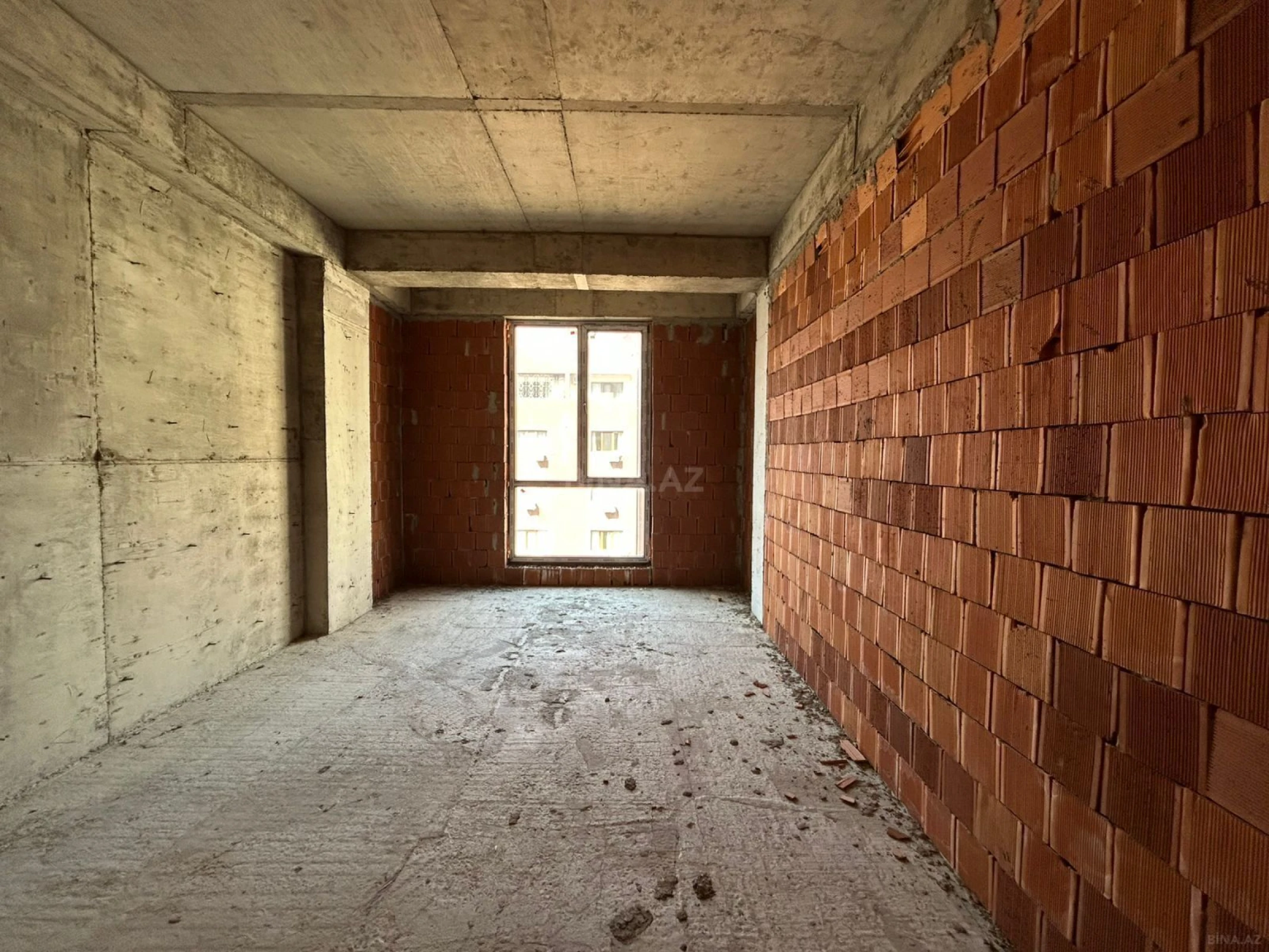Satılır 4 otaqlı mənzil 196 m²