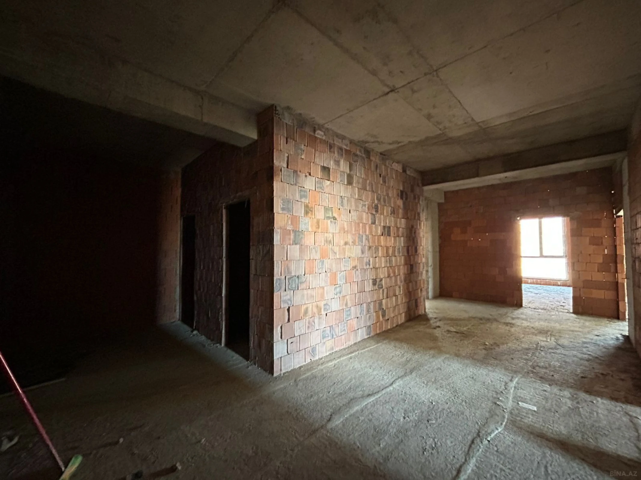 Satılır 4 otaqlı mənzil 196 m²