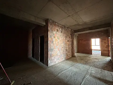 Satılır 4 otaqlı mənzil 196 m²