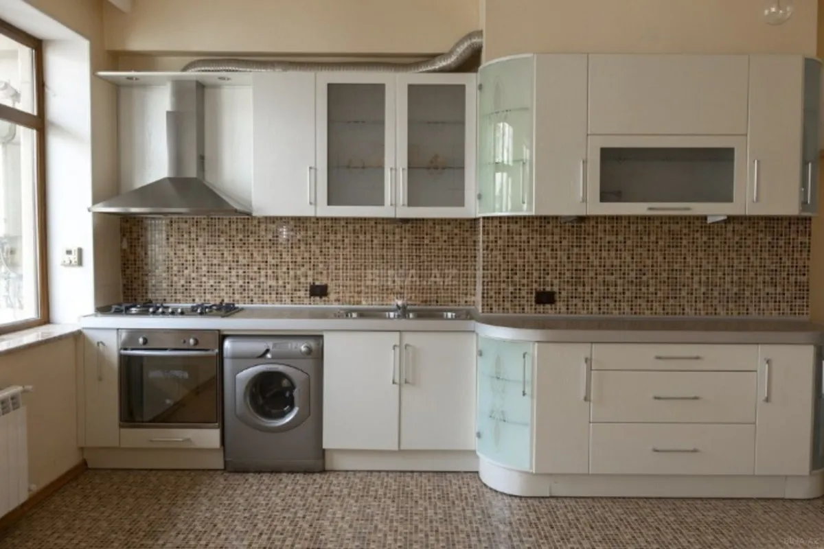 Satılır 4 otaqlı mənzil 210 m²