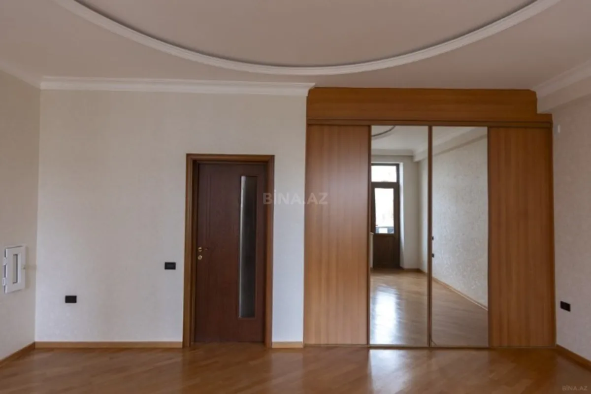 Satılır 4 otaqlı mənzil 210 m²