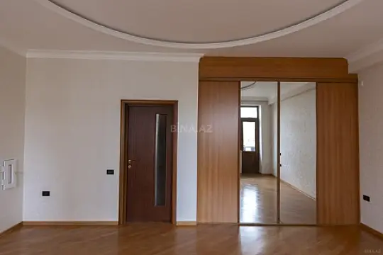 Satılır 4 otaqlı mənzil 210 m²