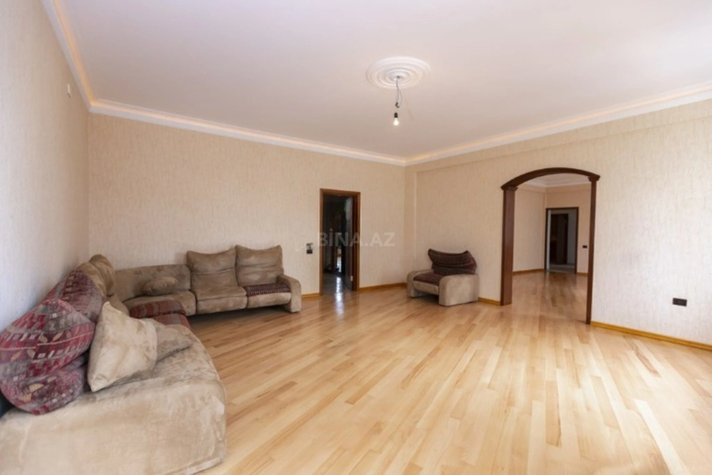 Satılır 4 otaqlı mənzil 210 m²